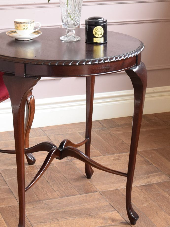 英国のアンティーク家具らしいデザイン