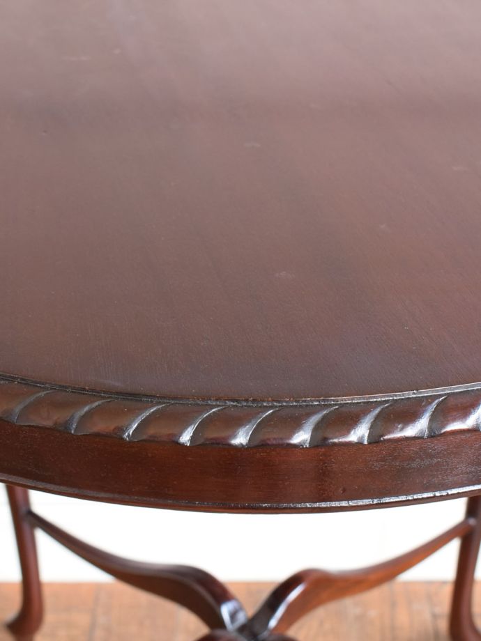 英国アンティーク家具らしい装飾