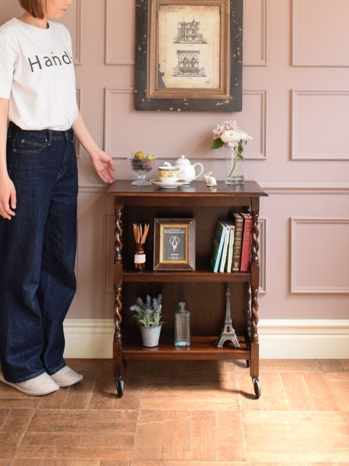 イギリスから届いたアンティークの本棚、ツイストが美しいキャスター