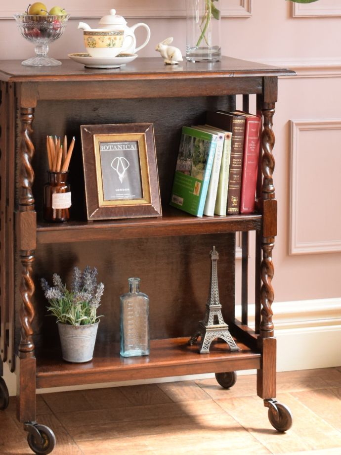 イギリスから届いたアンティークの本棚、ツイストが美しいキャスター