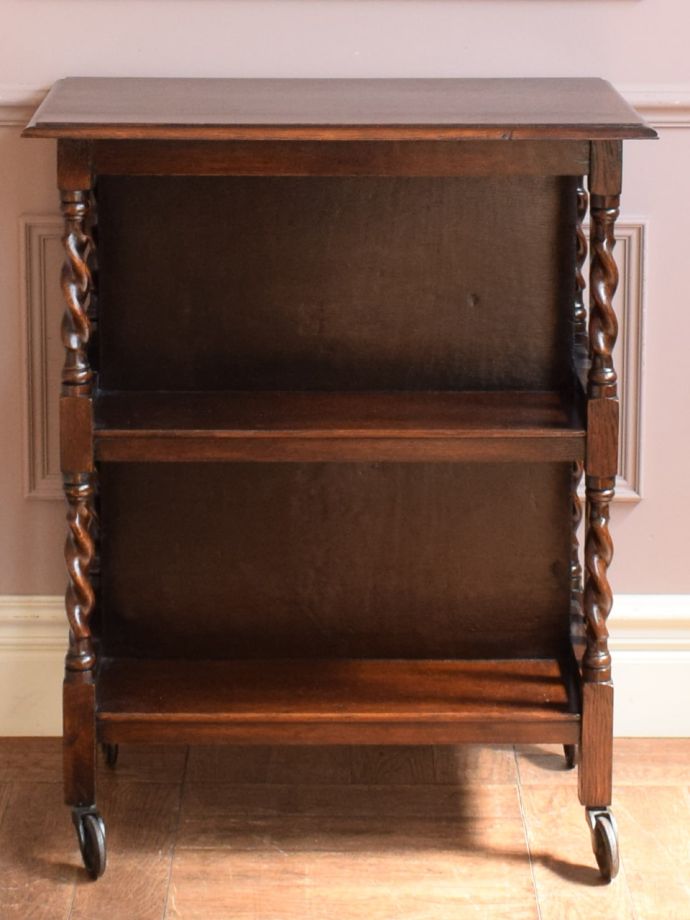 イギリスから届いたアンティークの本棚、ツイストが美しいキャスター