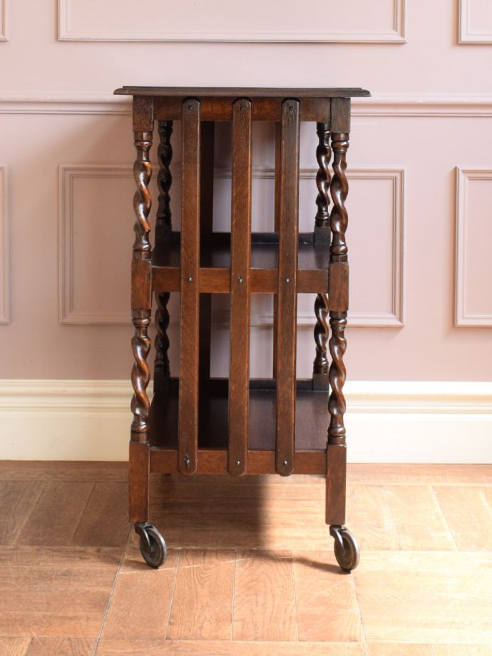 オープンシェルフの側面