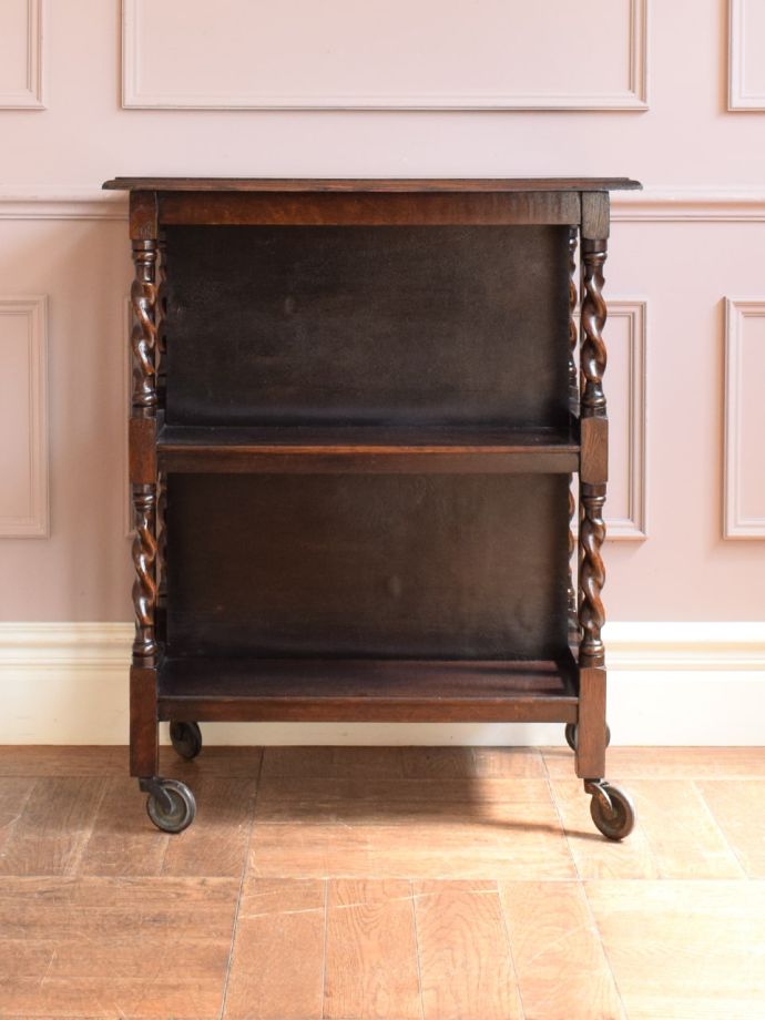 オープンシェルフの後ろ姿