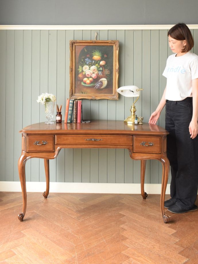 優雅な雰囲気に包まれるエレガントなデスク