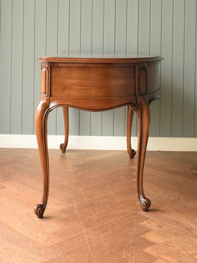 書斎デスクの側面