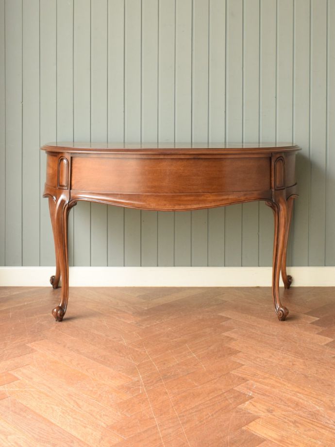 アンティークデスクの後ろ姿