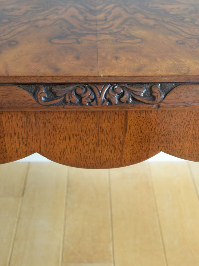 英国アンティーク家具らしい装飾