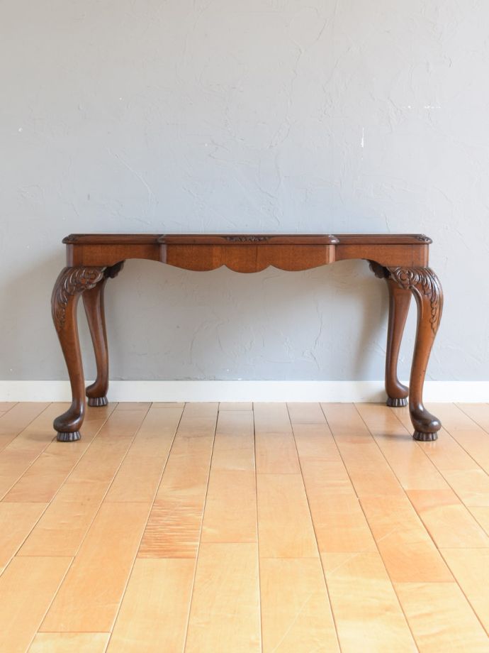 コーヒーテーブルの後ろ姿