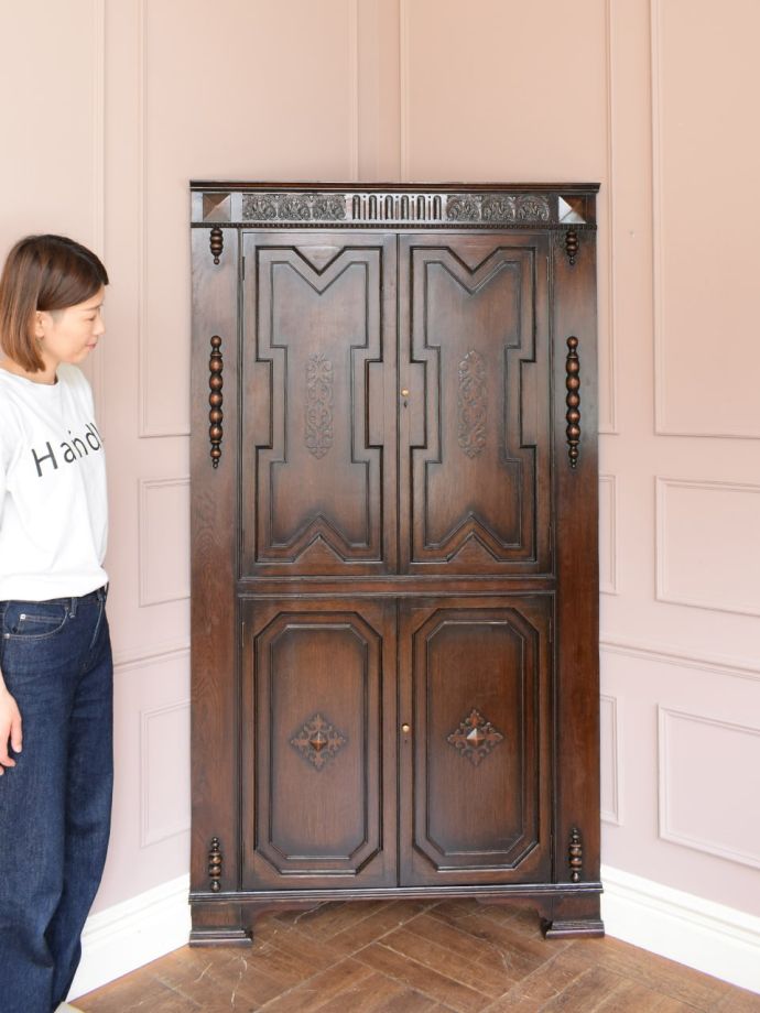 英国アンティークのガラスキャビネット