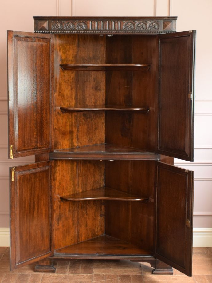 コーナーキャビネットの扉の中