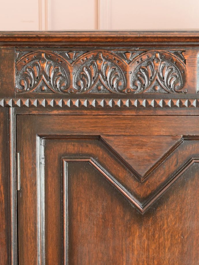 英国アンティーク家具らしい彫