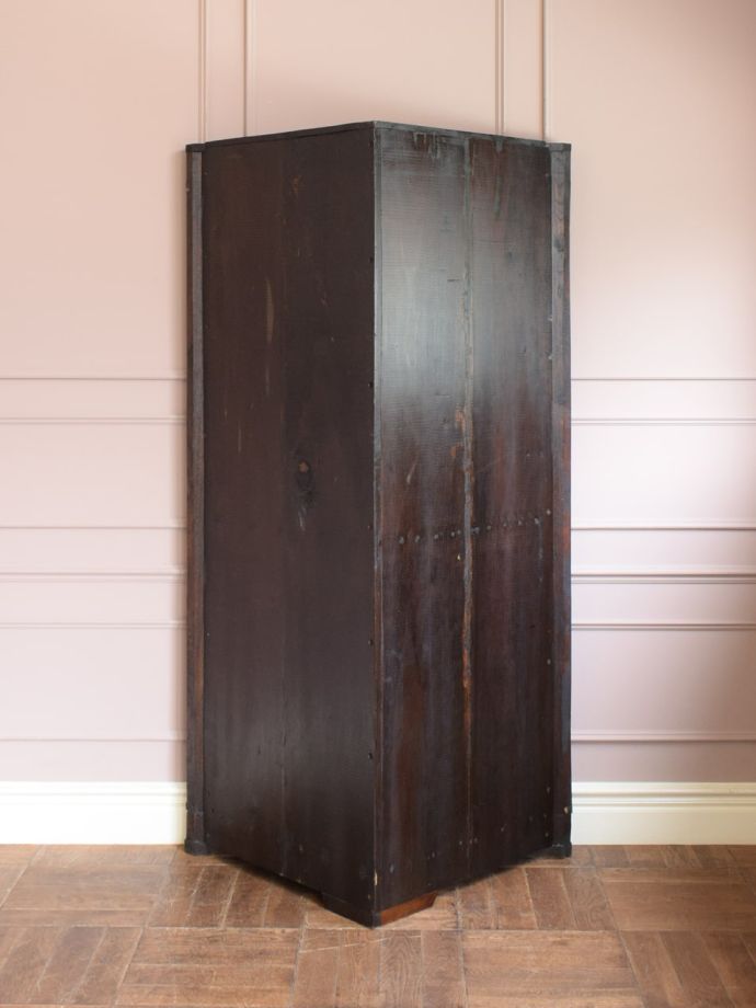 キャビネットの後ろ姿