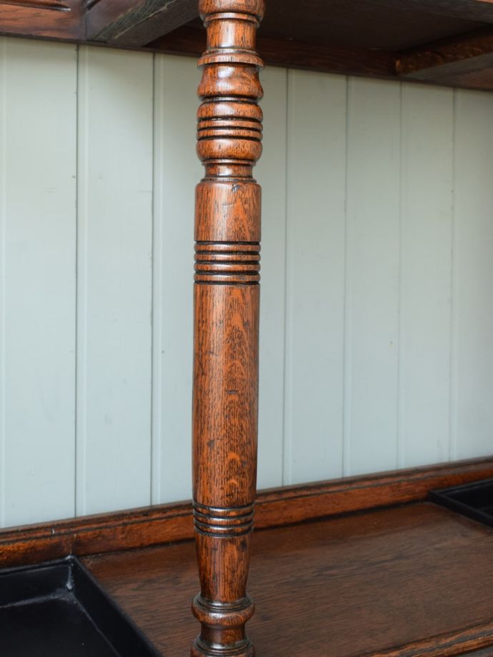 英国アンティーク家具らしい彫