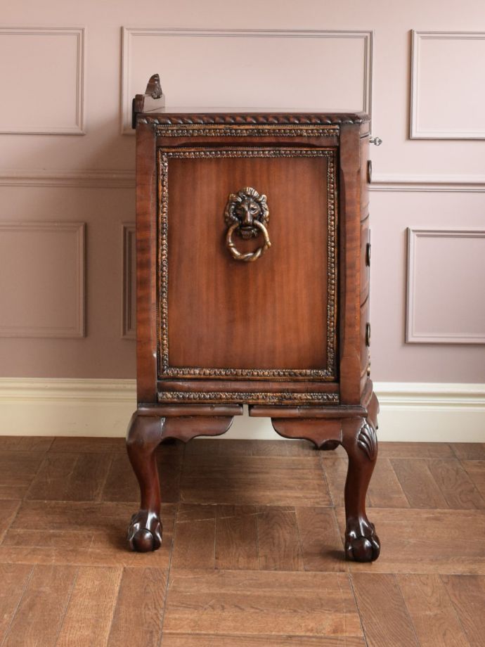 アンティークのチェストの側面