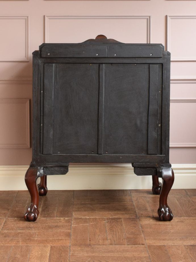 アンティークチェストの後ろ姿