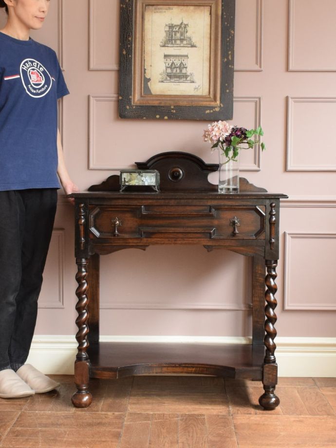 英国アンティークのコンソールテーブル