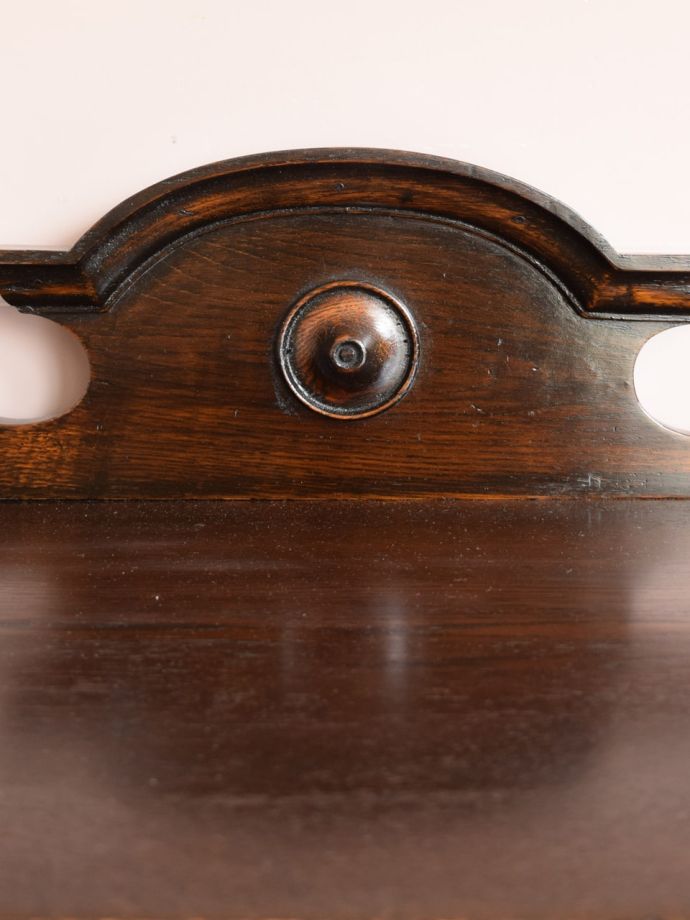 英国アンティーク家具らしい彫