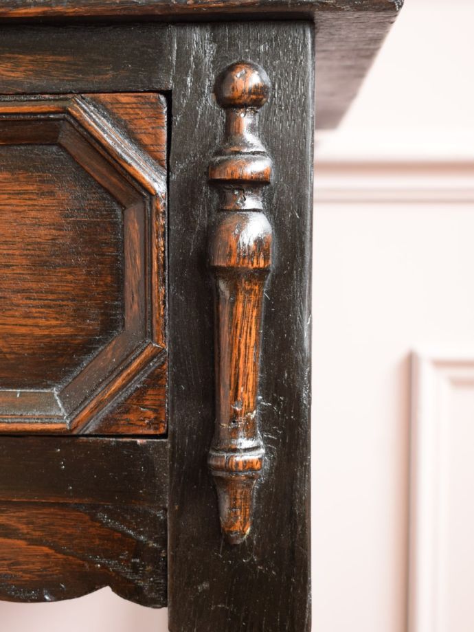 英国アンティーク家具らしい彫