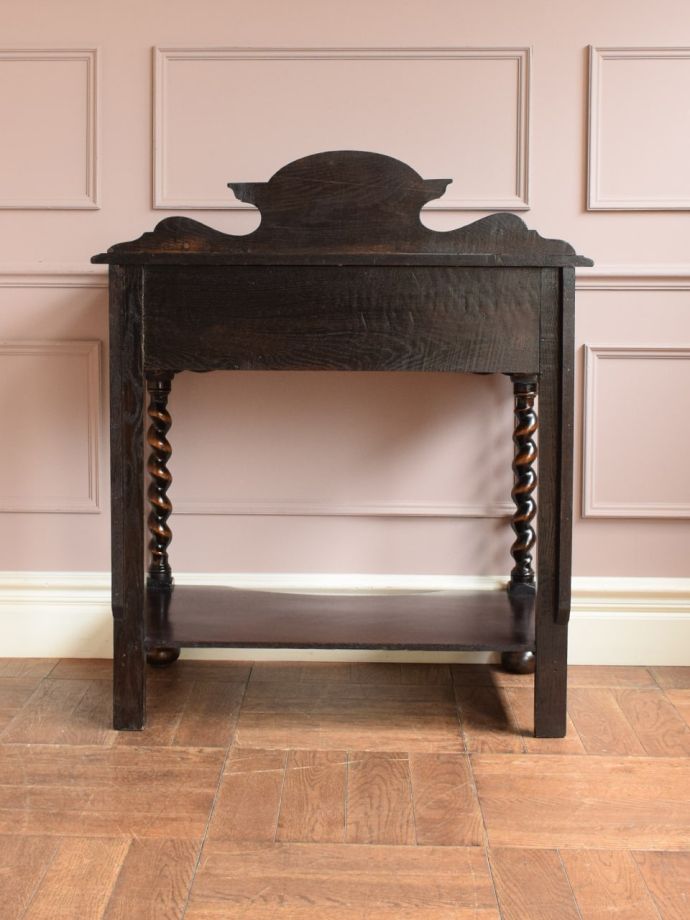 コンソールテーブルの後ろ姿