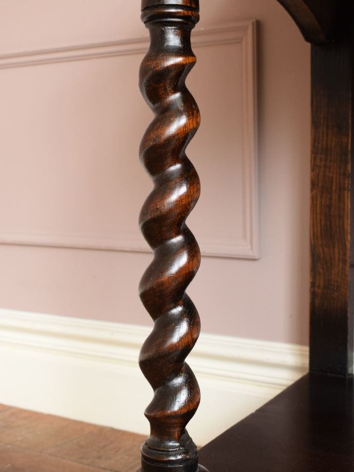 英国アンティーク家具らしい彫