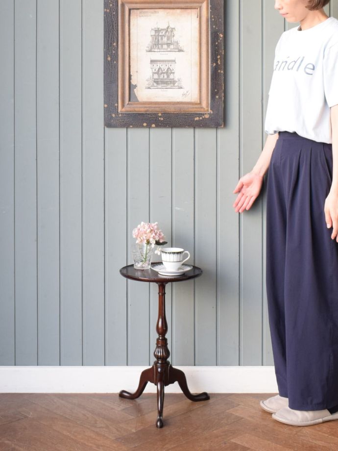 アンティークのサイドテーブル