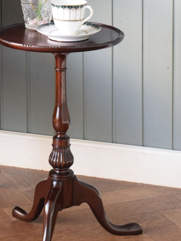 英国スタイルのアンティークテーブル