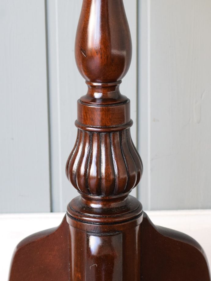 英国アンティーク家具らしい装飾