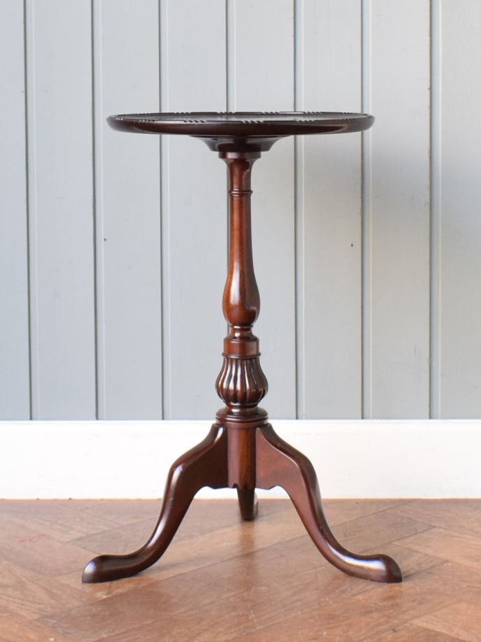 アンティークコーヒーテーブルの側面