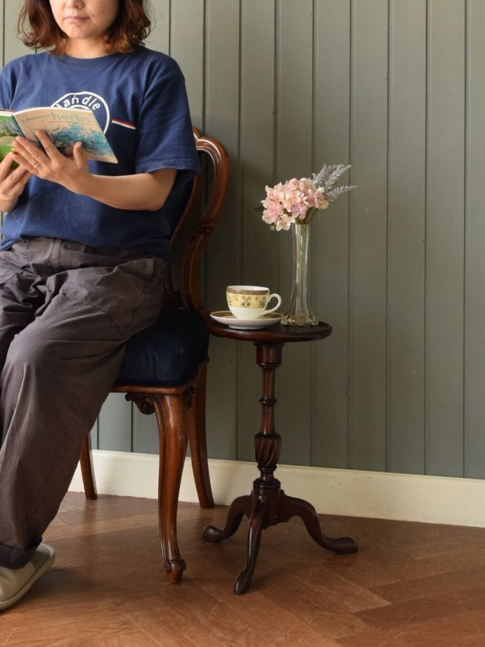 アンティークのワインテーブル