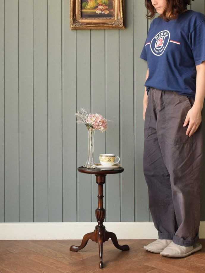 アンティークのサイドテーブル