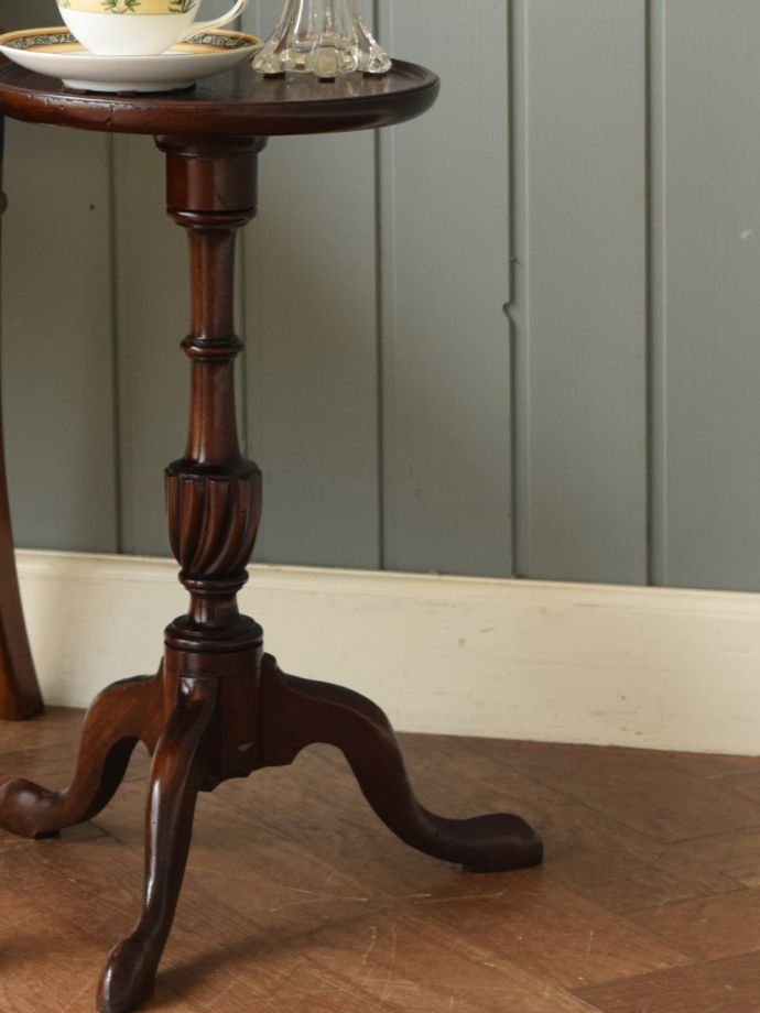 英国スタイルのアンティークテーブル