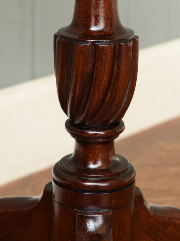 英国アンティーク家具らしい装飾