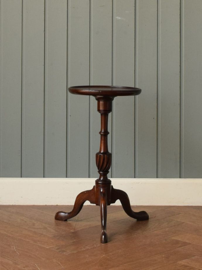 アンティークコーヒーテーブルの側面