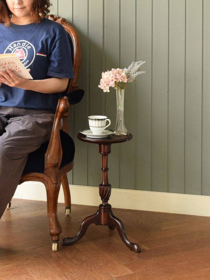 アンティークのワインテーブル