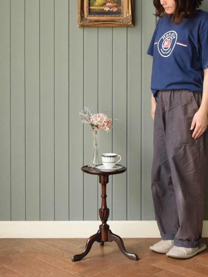 アンティークのサイドテーブル