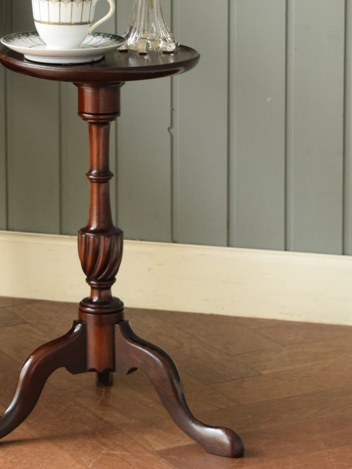 英国スタイルのアンティークテーブル