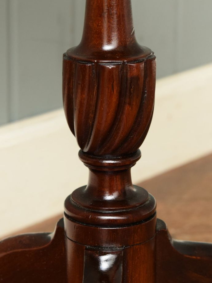 英国アンティーク家具らしい装飾