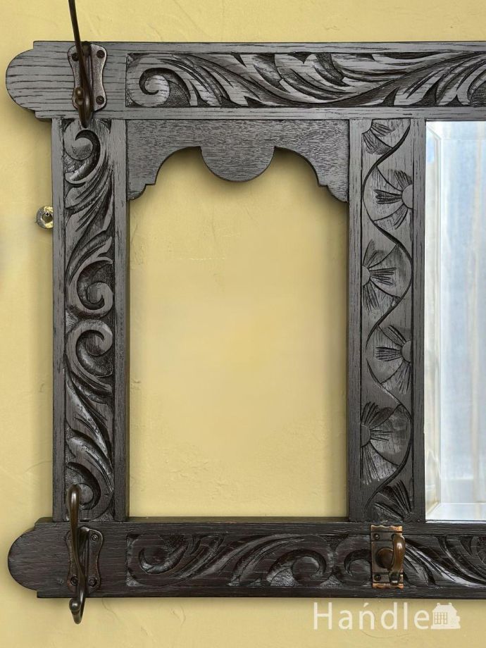 アンティークのウォールシェルフの装飾