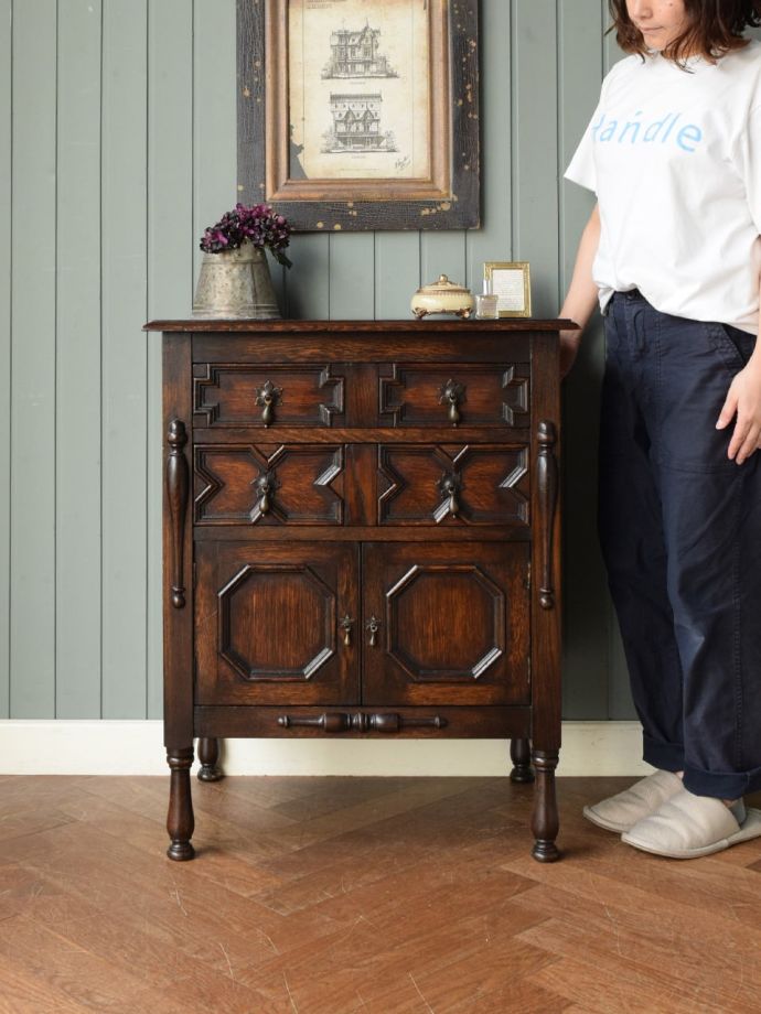 英国アンティークのサイドボード