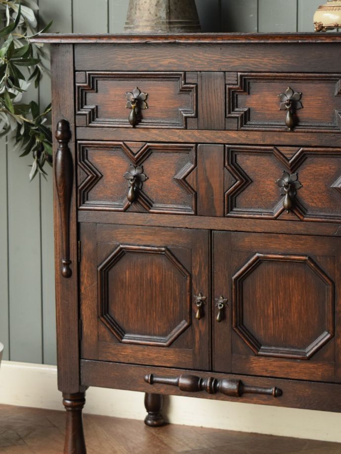 アンティーク家具らしさが漂う装飾