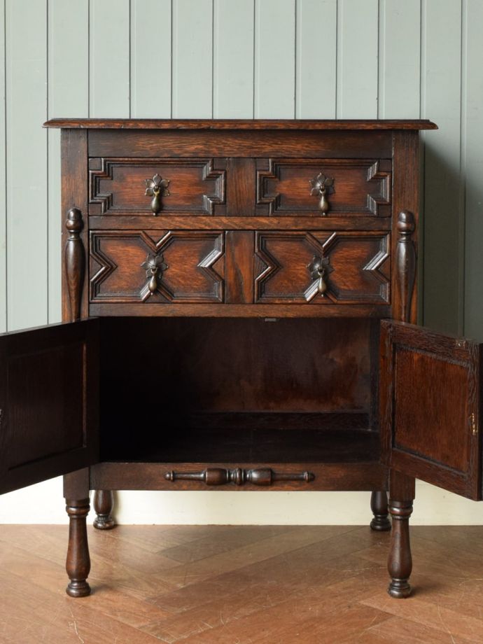 アンティークキャビネットの扉の中