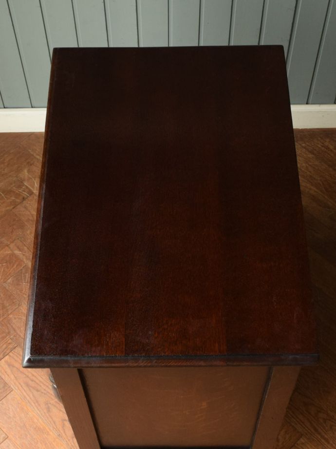 アンティークのサイドボードの天板