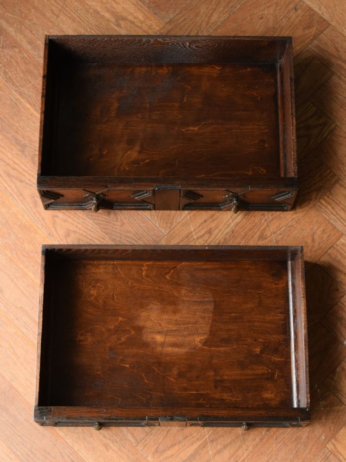 サイドボードの引き出しの中