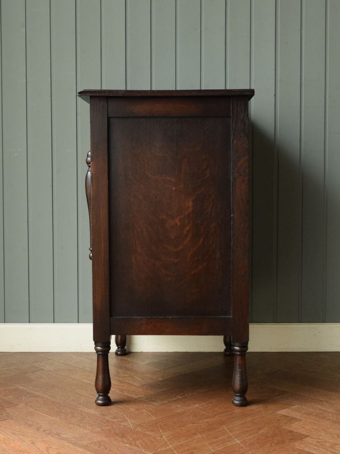 サイドボードの側面