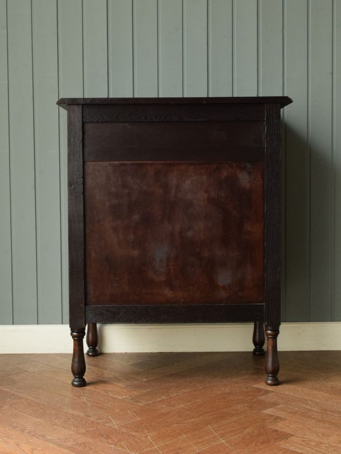 キャビネットの後ろ姿