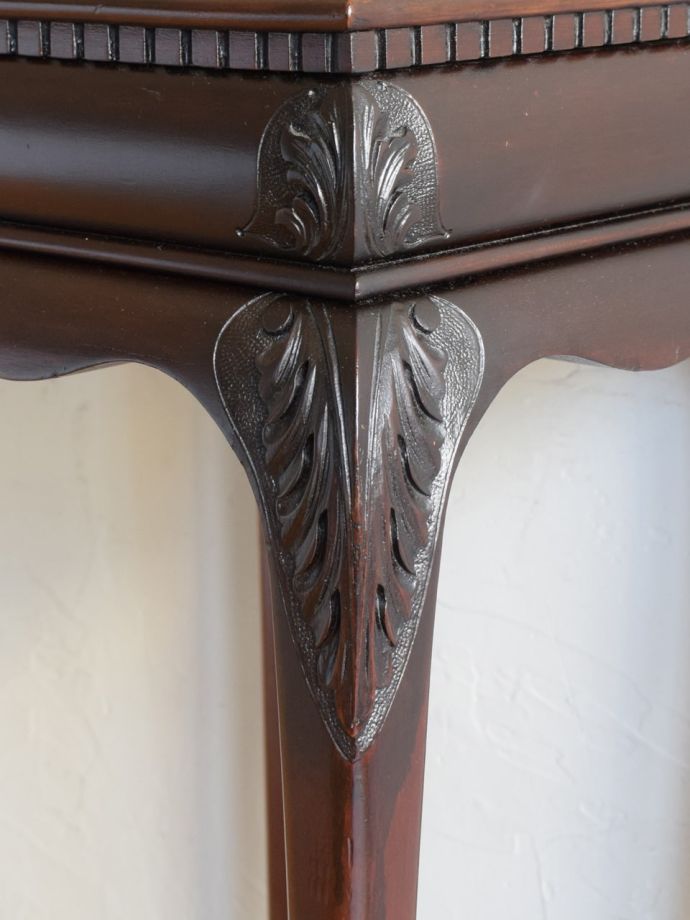 英国アンティーク家具らしい装飾