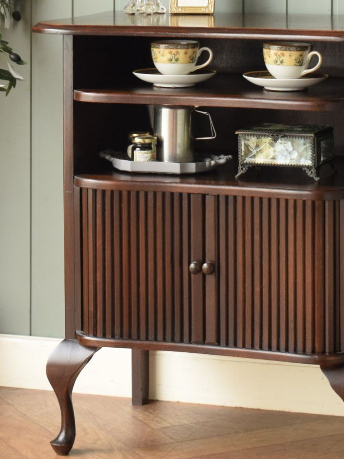 アンティーク家具らしい美しい木目