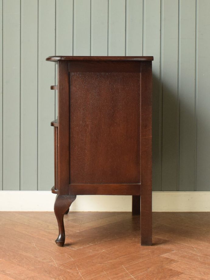 アンティークキャビネットの側面