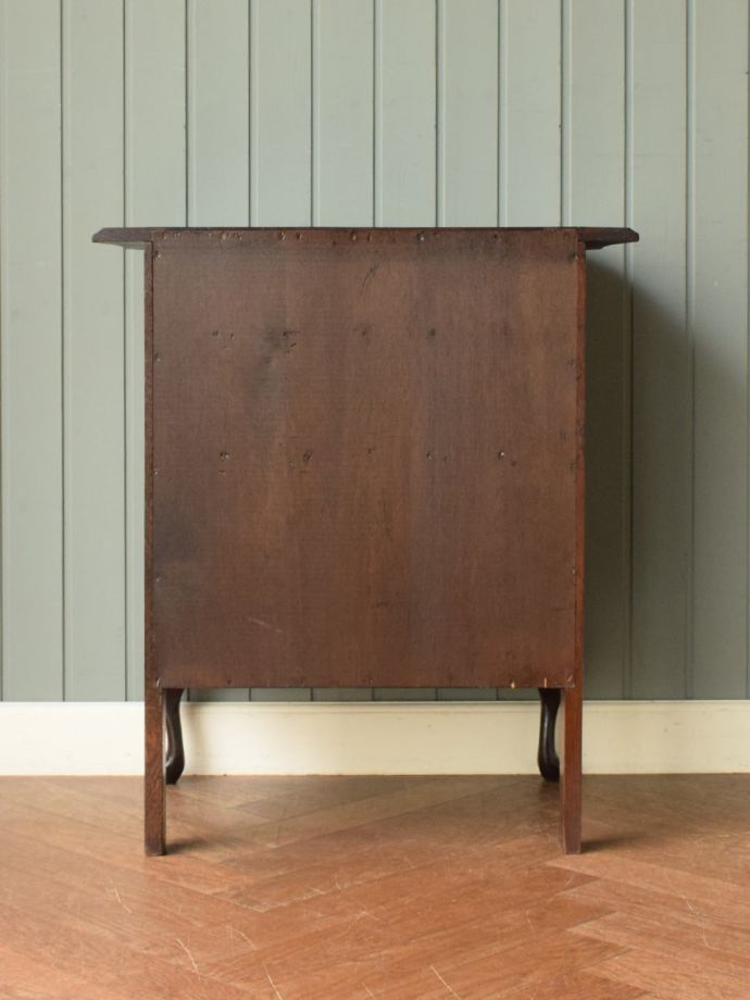 キャビネットの後ろ姿