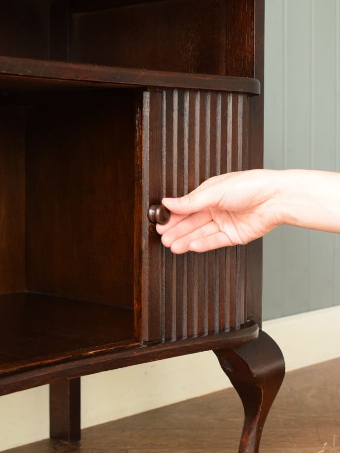 蛇腹式の扉は左右スライドさせて開けます